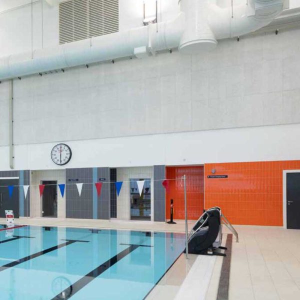 KNAUF Ceiling HERADESIGN® Macro wall panel in white colour at an indoor pool area