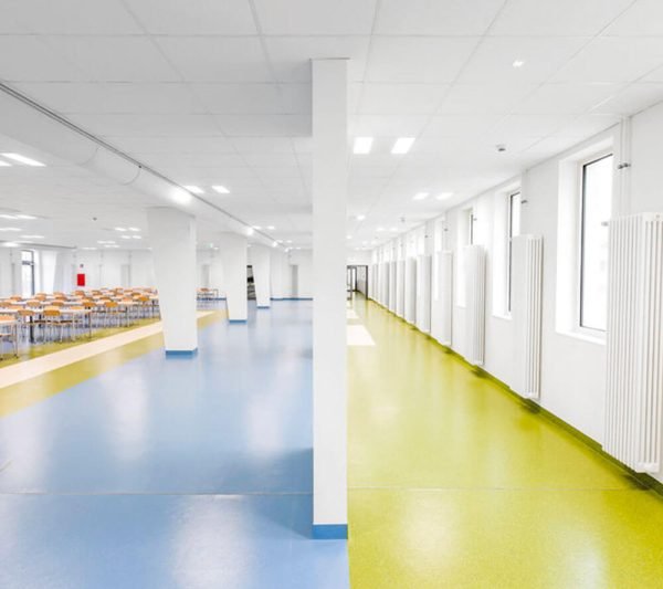 KNAUF Ceiling AMF Topiq Prime in a school cafeteria with white ceiling tiles