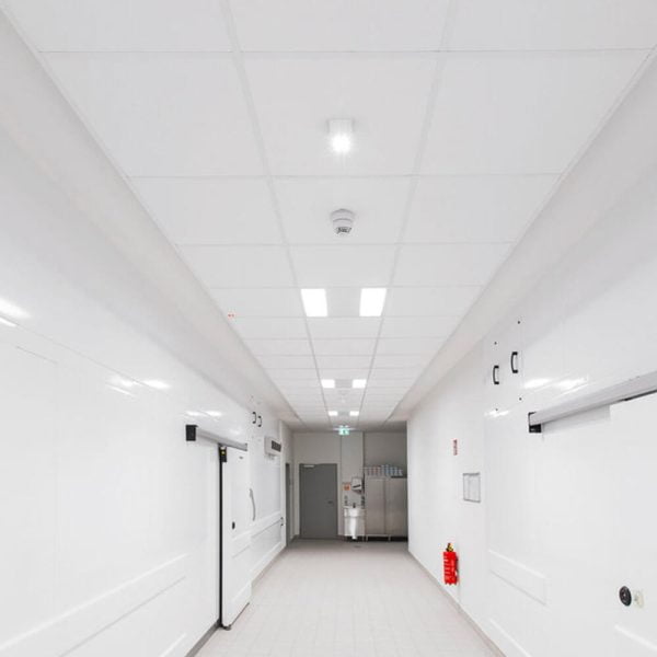 KNAUF Ceiling AMF Topiq Prime with white ceiling tiles in a emergency hospital hallway